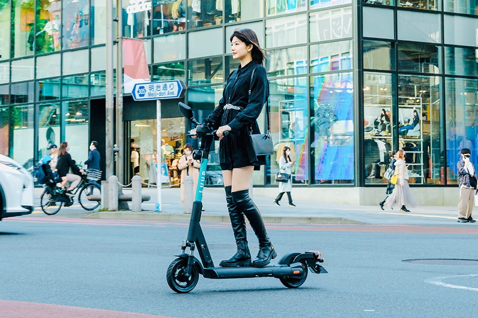 マイクロモビリティに乗る女性の写真
